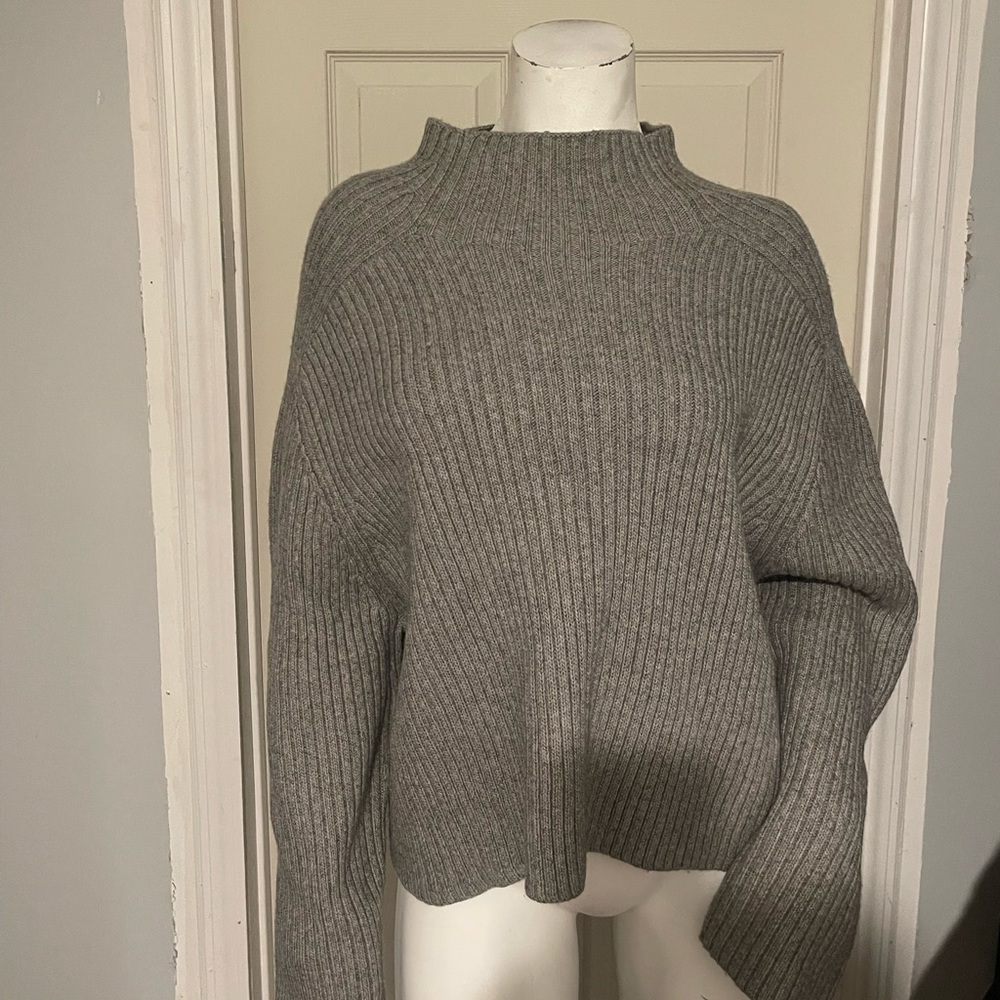 Cozy Cutie gray oversized sweater, perfect for the weather! M , H&M